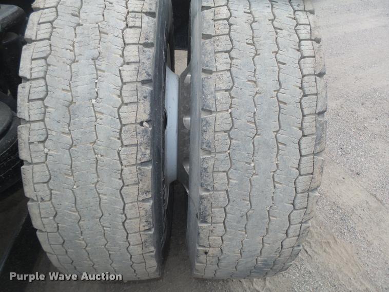 image for item L4194 2005 Kenworth T800 semi truck