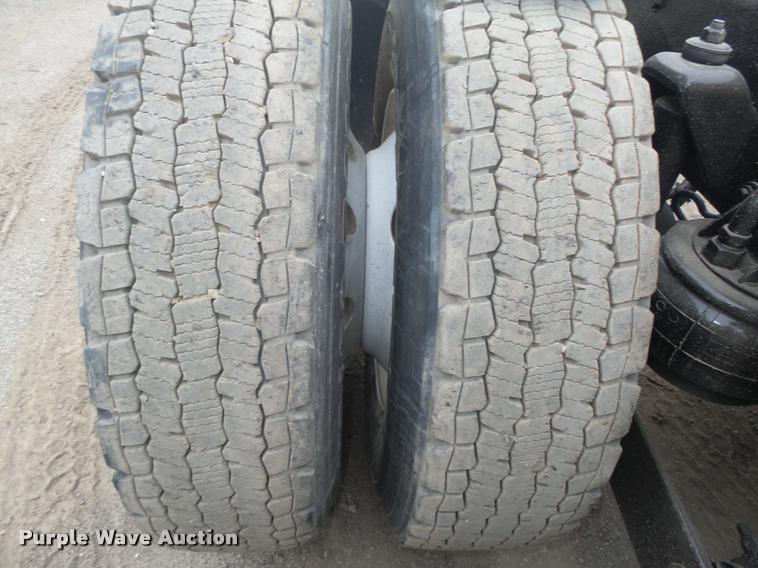 image for item L4194 2005 Kenworth T800 semi truck