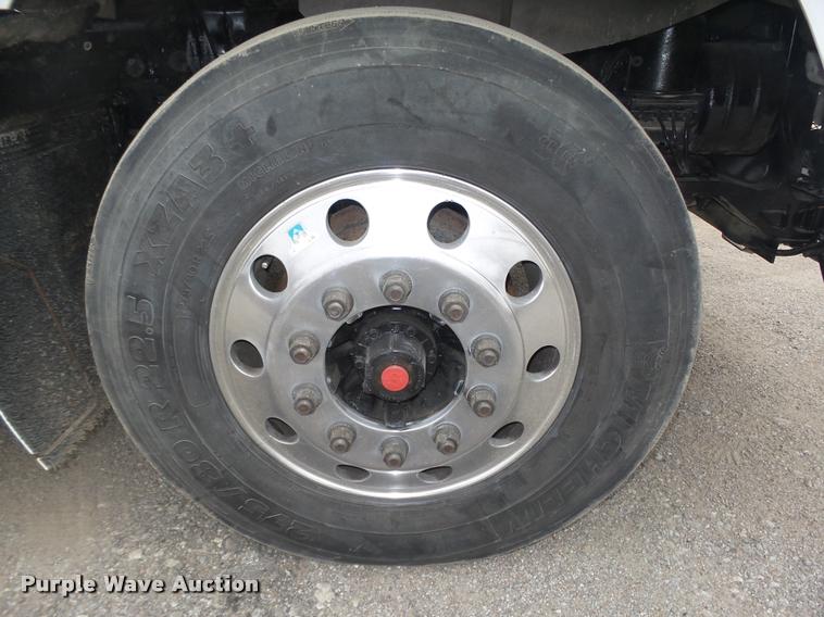 image for item L4194 2005 Kenworth T800 semi truck