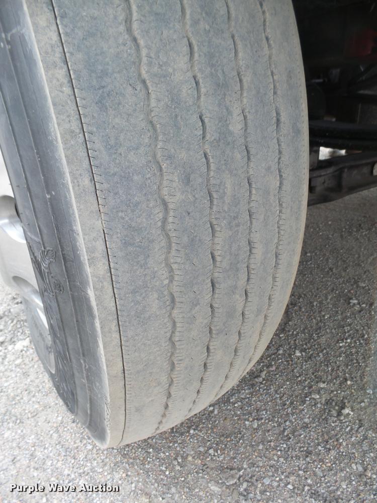 image for item L4194 2005 Kenworth T800 semi truck