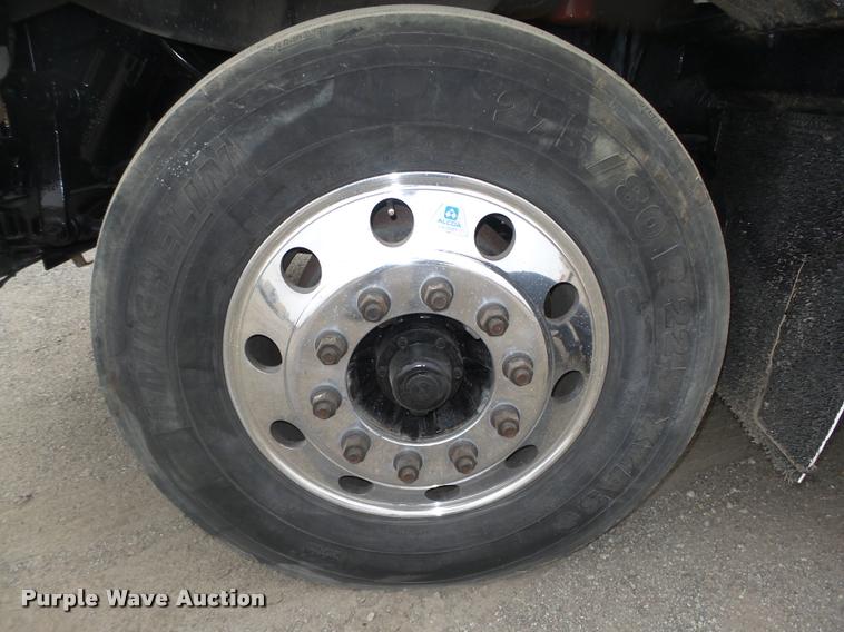 image for item L4194 2005 Kenworth T800 semi truck