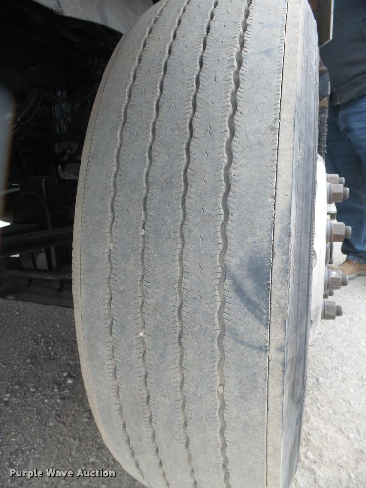 image for item L4194 2005 Kenworth T800 semi truck