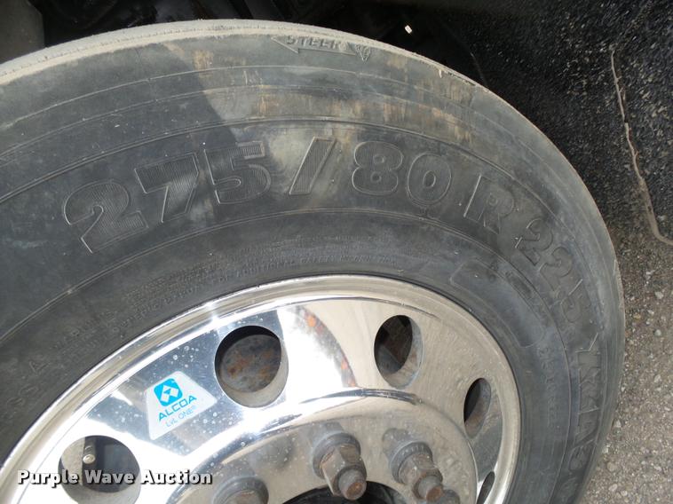 image for item L4194 2005 Kenworth T800 semi truck