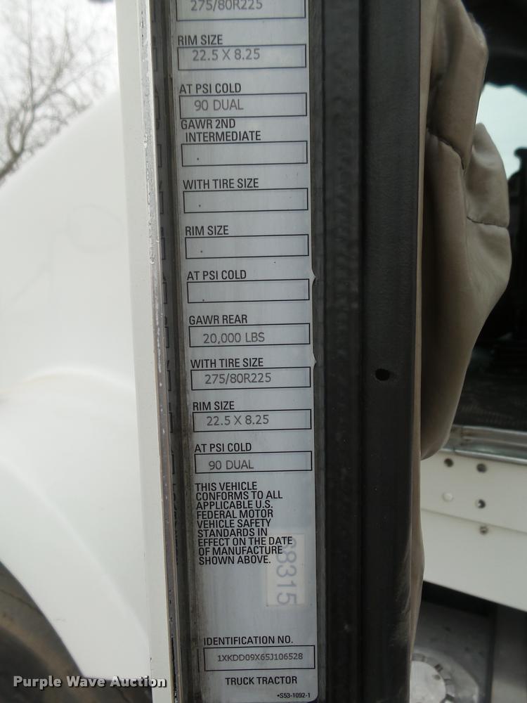 image for item L4194 2005 Kenworth T800 semi truck