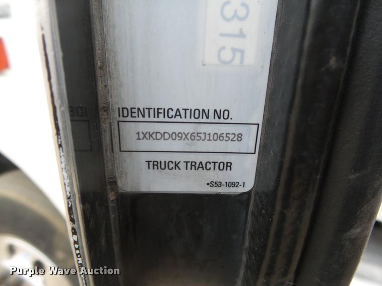 image for item L4194 2005 Kenworth T800 semi truck