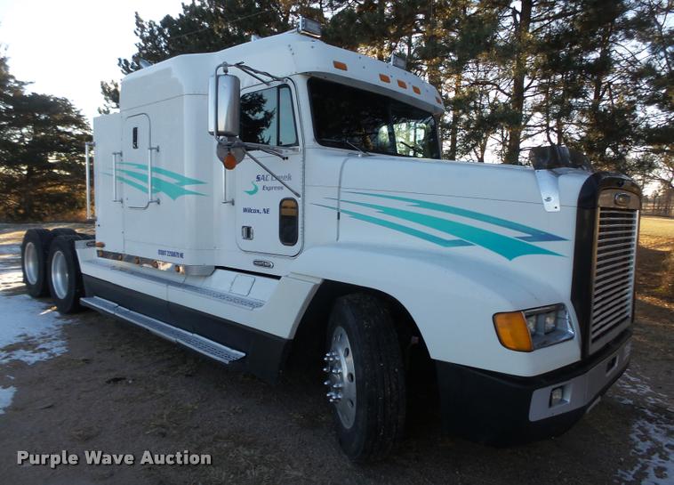 image for item L4197 2002 Freightliner FLD120 semi truck