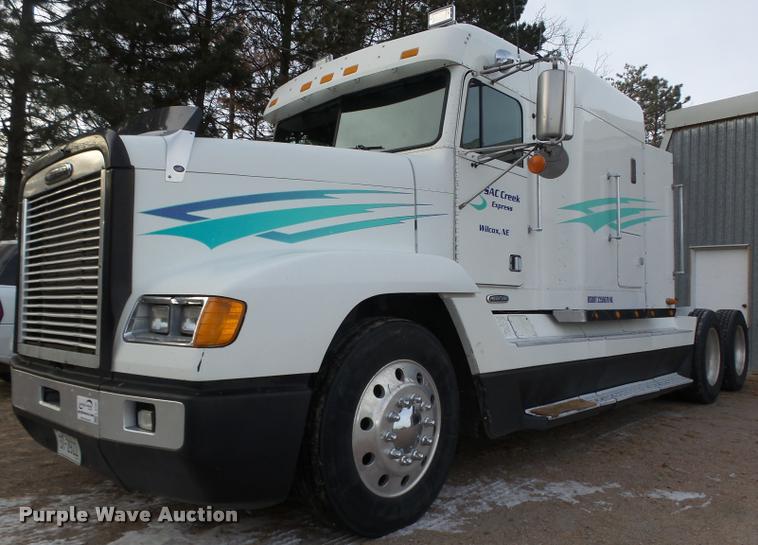 image for item L4197 2002 Freightliner FLD120 semi truck