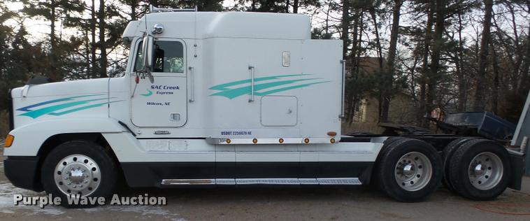 image for item L4197 2002 Freightliner FLD120 semi truck