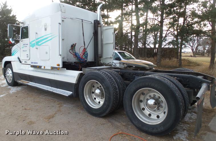image for item L4197 2002 Freightliner FLD120 semi truck