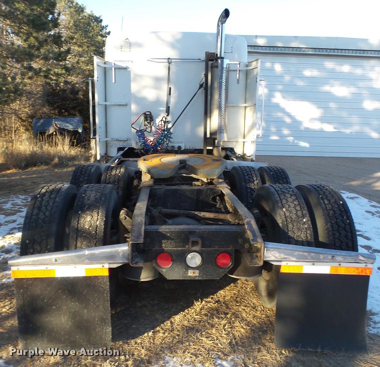 image for item L4197 2002 Freightliner FLD120 semi truck