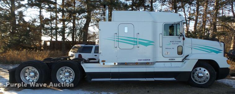 image for item L4197 2002 Freightliner FLD120 semi truck