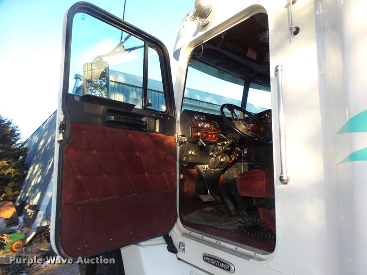 image for item L4197 2002 Freightliner FLD120 semi truck