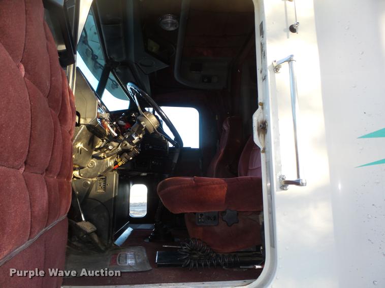 image for item L4197 2002 Freightliner FLD120 semi truck