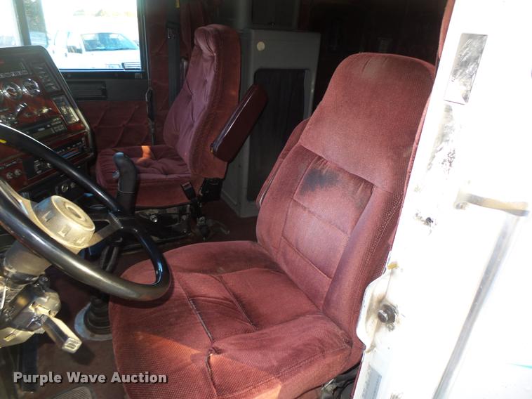 image for item L4197 2002 Freightliner FLD120 semi truck