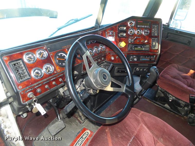 image for item L4197 2002 Freightliner FLD120 semi truck