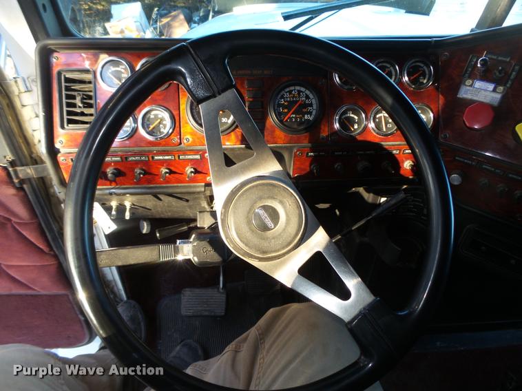 image for item L4197 2002 Freightliner FLD120 semi truck