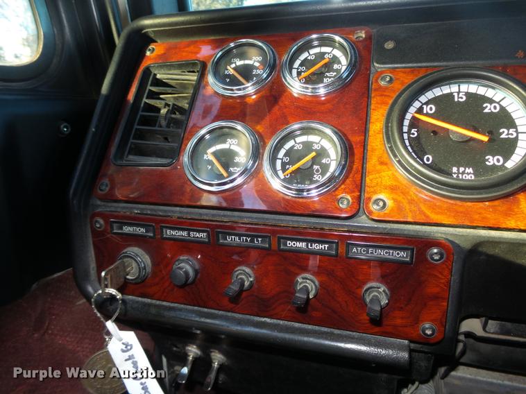 image for item L4197 2002 Freightliner FLD120 semi truck