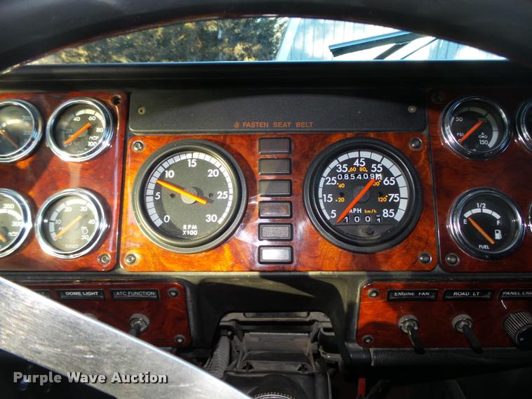 image for item L4197 2002 Freightliner FLD120 semi truck