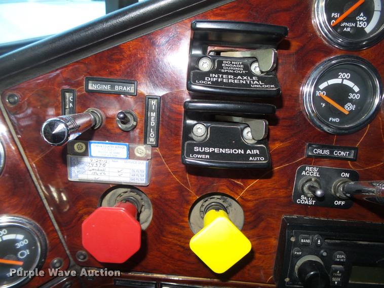 image for item L4197 2002 Freightliner FLD120 semi truck