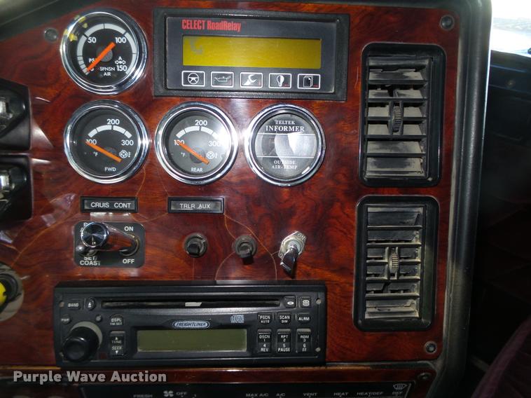 image for item L4197 2002 Freightliner FLD120 semi truck