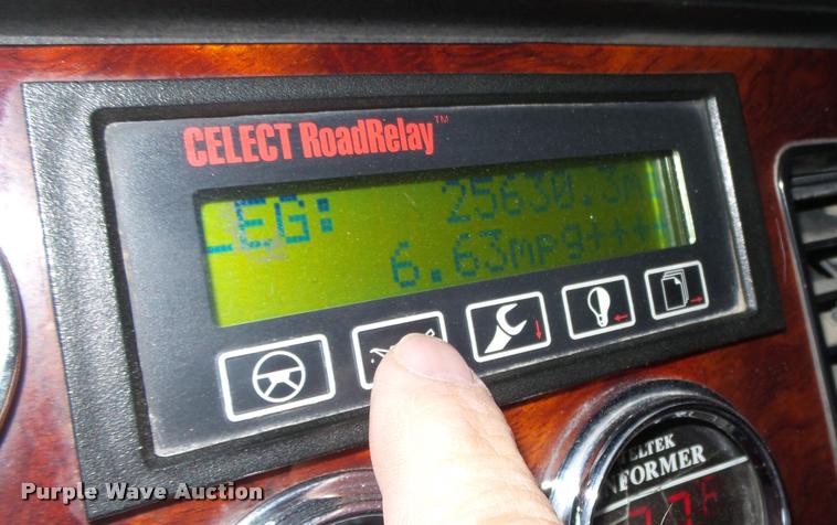 image for item L4197 2002 Freightliner FLD120 semi truck