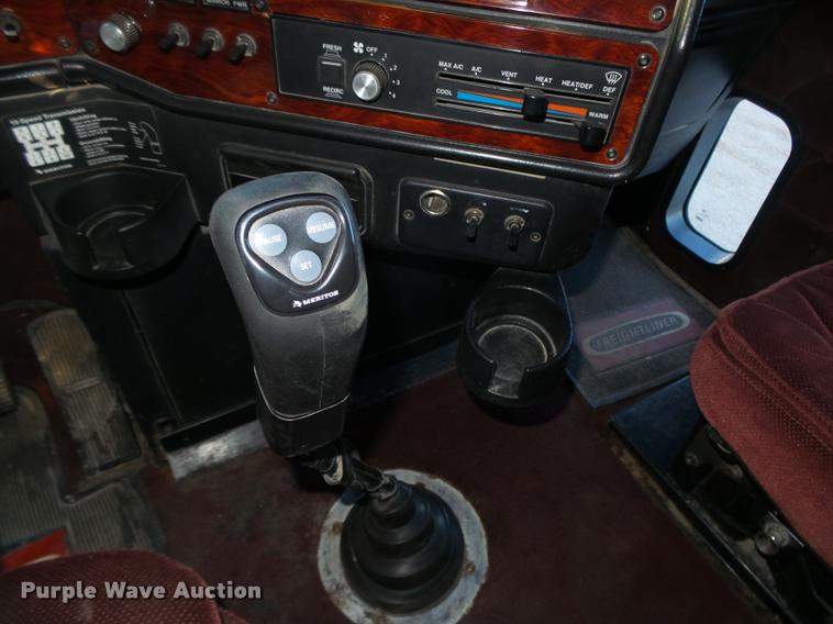 image for item L4197 2002 Freightliner FLD120 semi truck