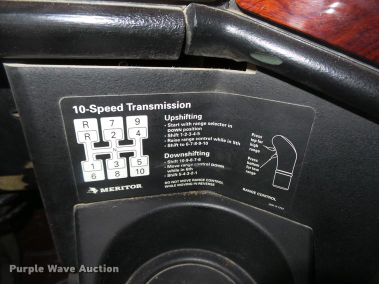 image for item L4197 2002 Freightliner FLD120 semi truck