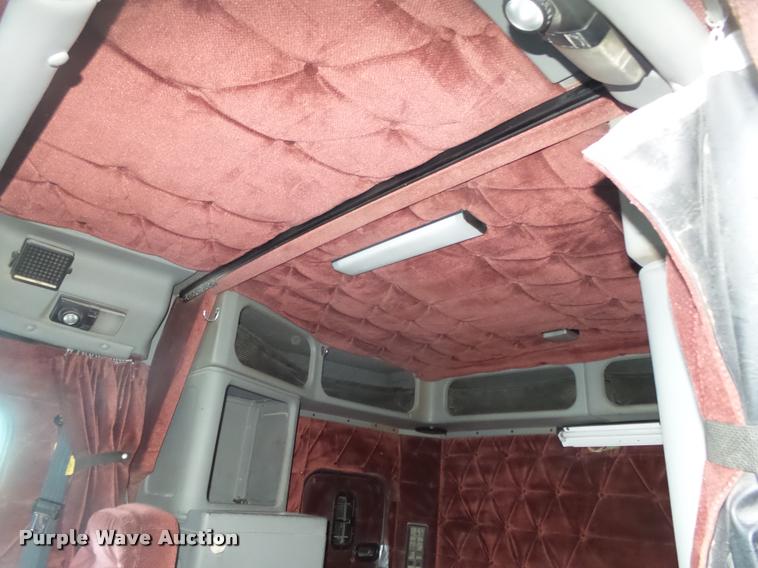 image for item L4197 2002 Freightliner FLD120 semi truck