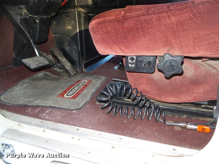 image for item L4197 2002 Freightliner FLD120 semi truck