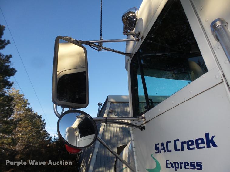 image for item L4197 2002 Freightliner FLD120 semi truck