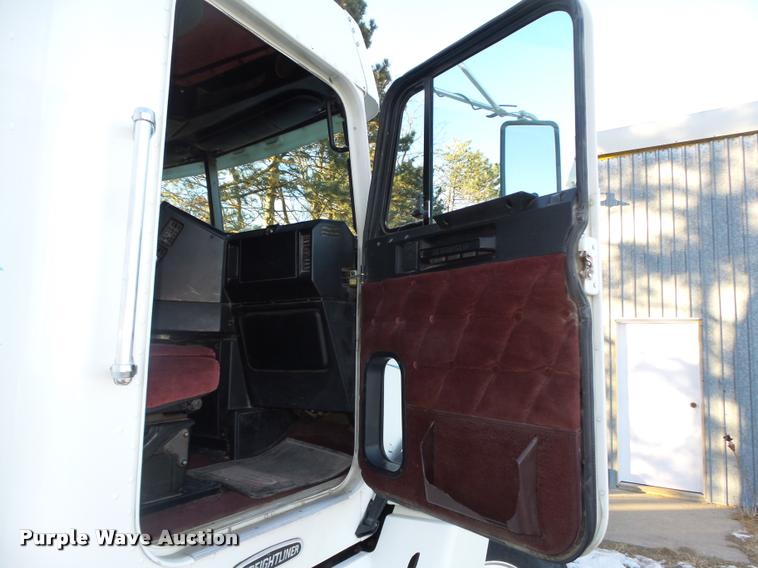 image for item L4197 2002 Freightliner FLD120 semi truck