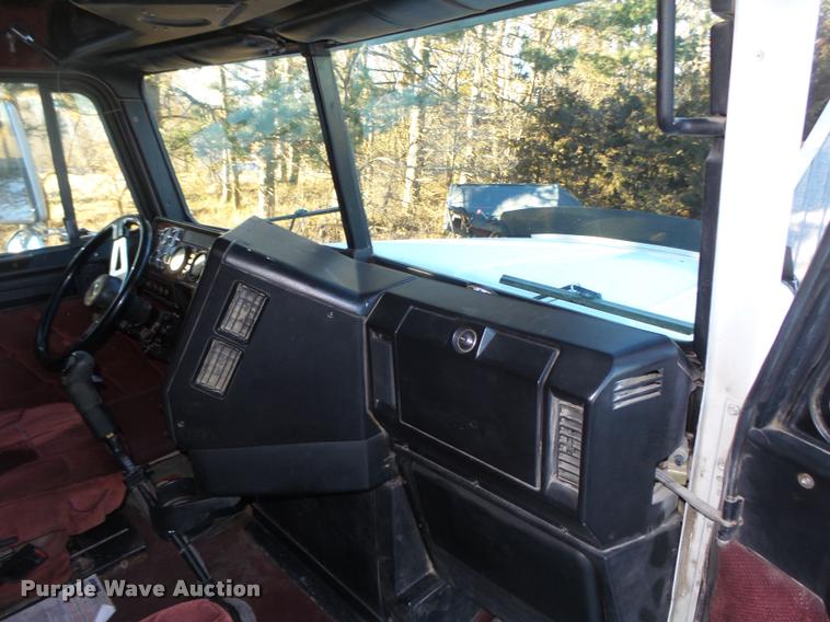 image for item L4197 2002 Freightliner FLD120 semi truck