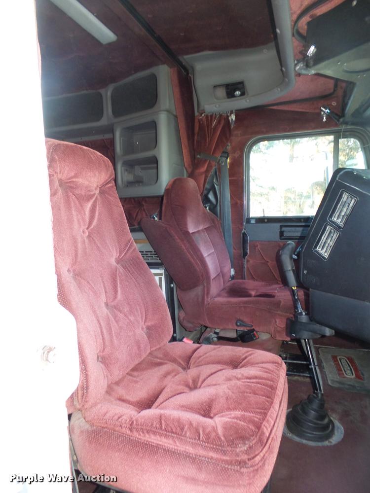 image for item L4197 2002 Freightliner FLD120 semi truck