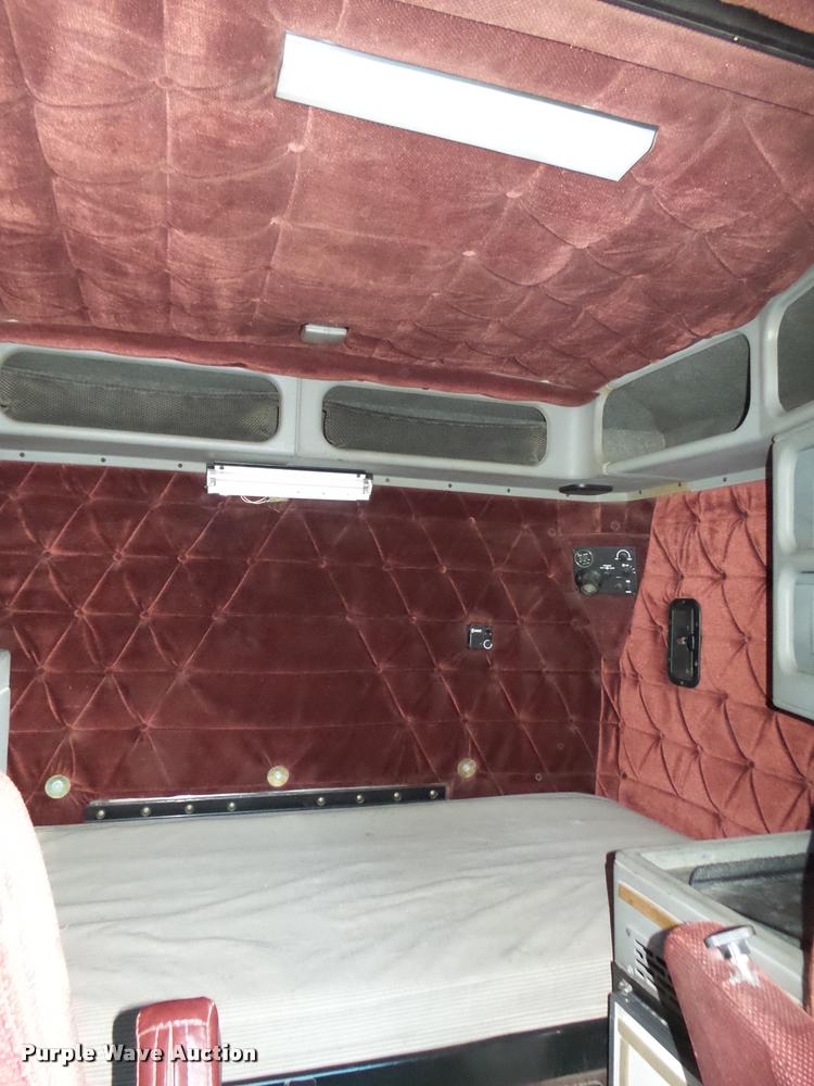 image for item L4197 2002 Freightliner FLD120 semi truck