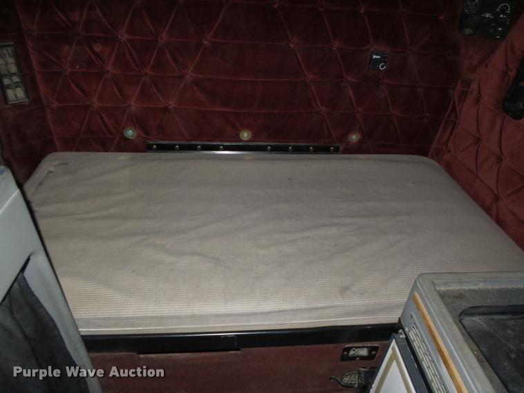 image for item L4197 2002 Freightliner FLD120 semi truck