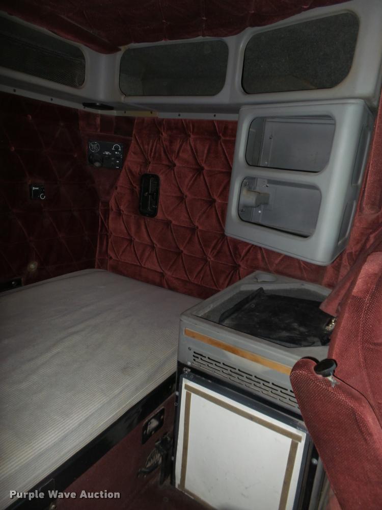 image for item L4197 2002 Freightliner FLD120 semi truck