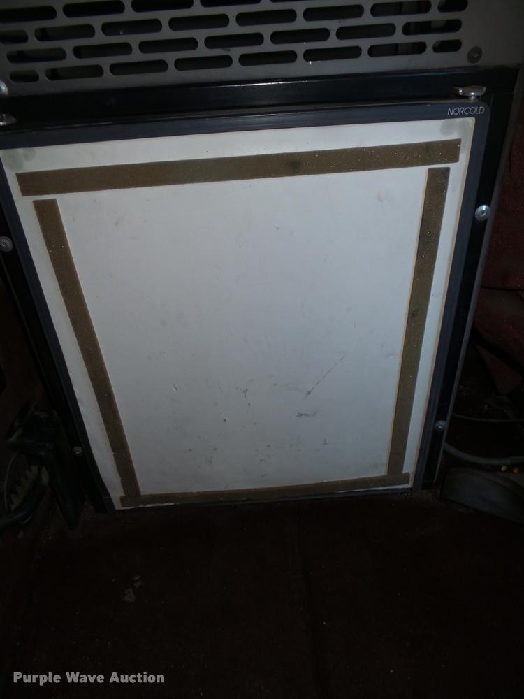 image for item L4197 2002 Freightliner FLD120 semi truck