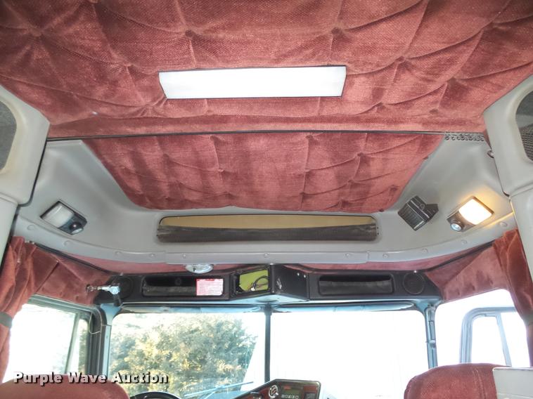 image for item L4197 2002 Freightliner FLD120 semi truck