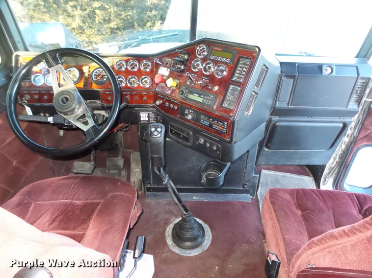 image for item L4197 2002 Freightliner FLD120 semi truck