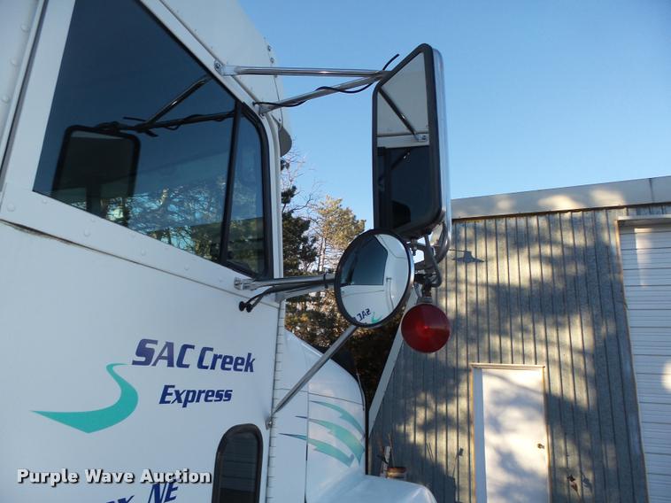 image for item L4197 2002 Freightliner FLD120 semi truck