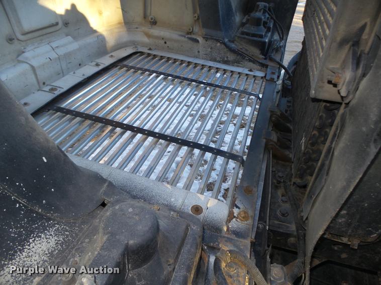 image for item L4197 2002 Freightliner FLD120 semi truck