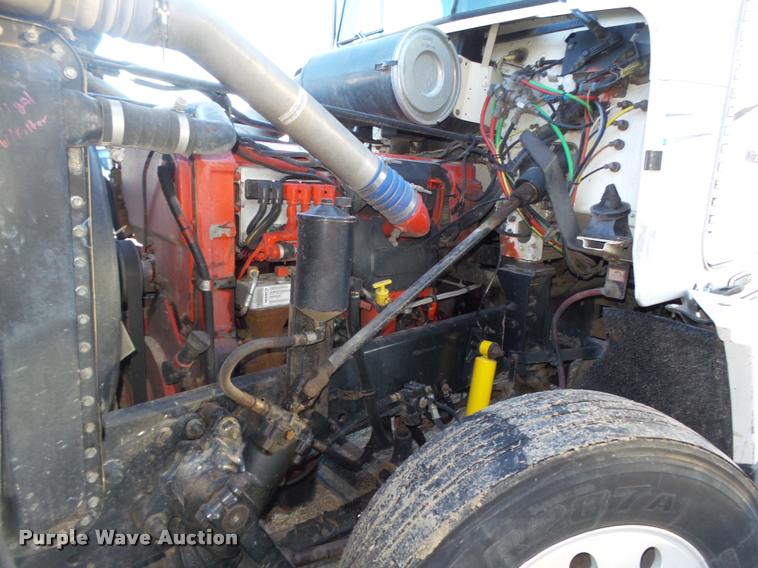 image for item L4197 2002 Freightliner FLD120 semi truck