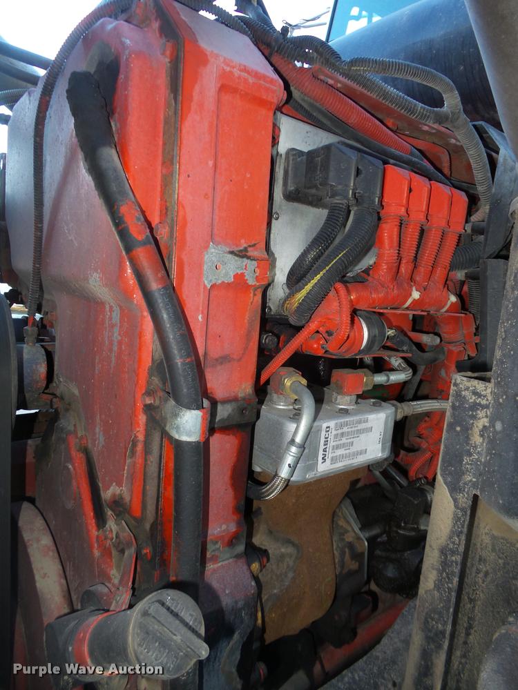 image for item L4197 2002 Freightliner FLD120 semi truck