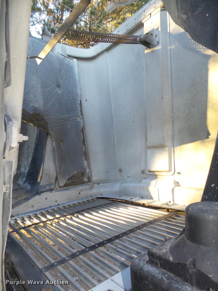 image for item L4197 2002 Freightliner FLD120 semi truck