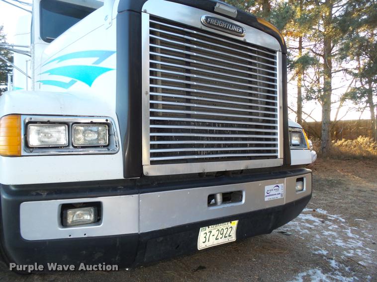 image for item L4197 2002 Freightliner FLD120 semi truck
