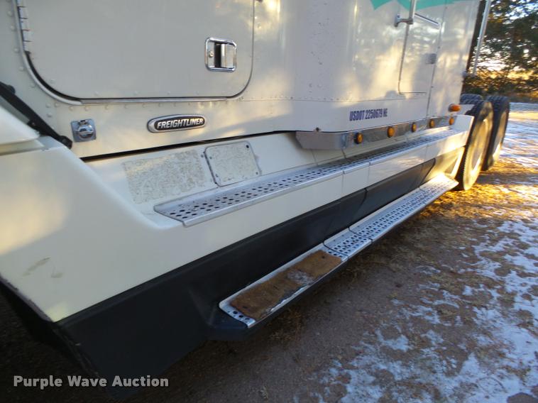 image for item L4197 2002 Freightliner FLD120 semi truck