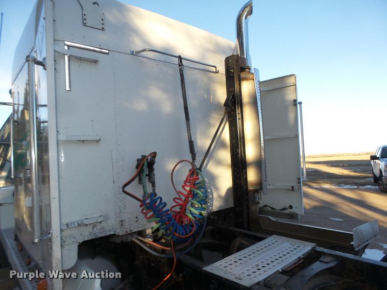 image for item L4197 2002 Freightliner FLD120 semi truck