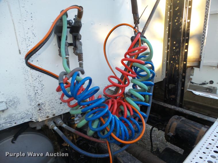 image for item L4197 2002 Freightliner FLD120 semi truck