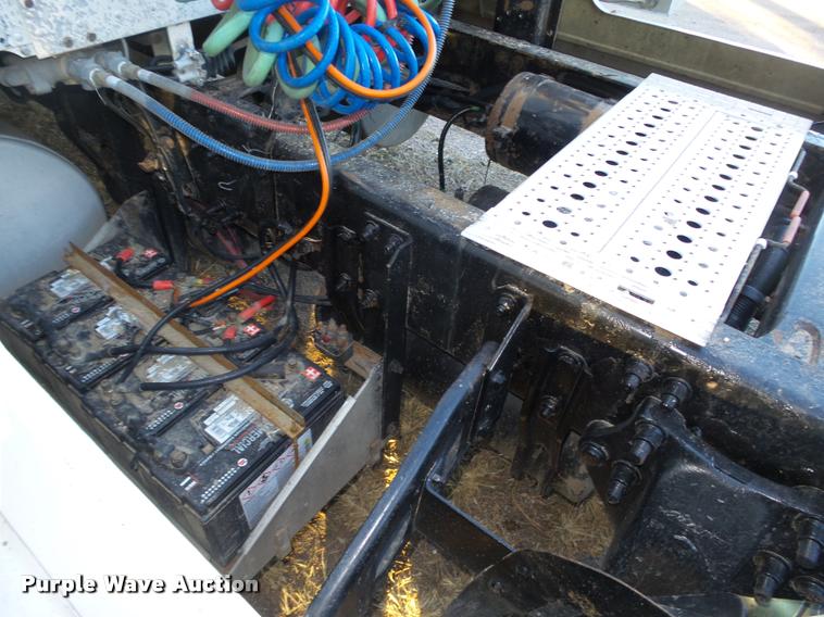 image for item L4197 2002 Freightliner FLD120 semi truck