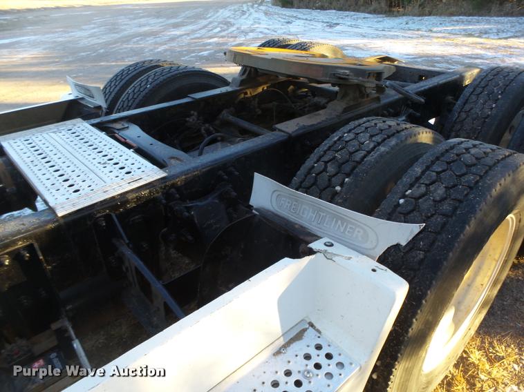 image for item L4197 2002 Freightliner FLD120 semi truck